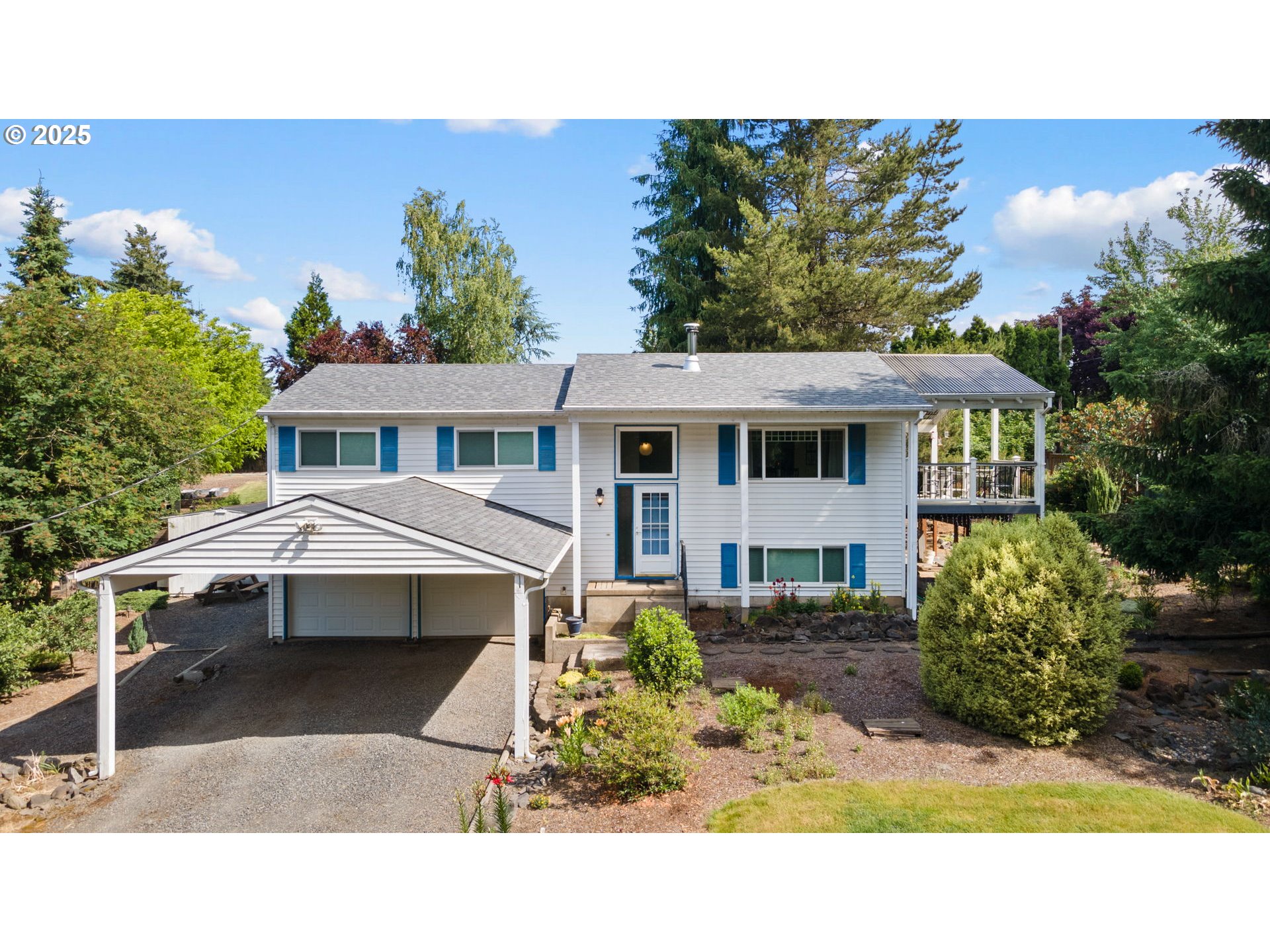 44505 Southwest Knight Road Gaston, OR 97119 - Photo 1 of 46 a balcony with table and chairs