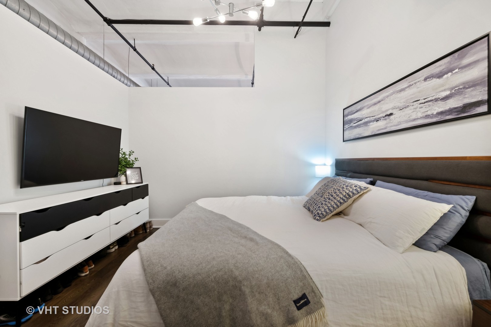 1000 West Washington Boulevard, Unit 319 Chicago, IL 60607 - Photo 9 of 15 a bedroom with a bed and a flat screen tv