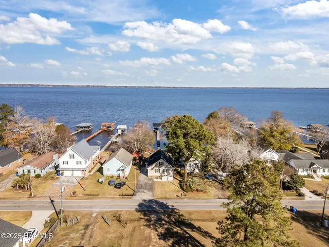 $659,000 | 2517 Waccamaw Shores Road, Lake Waccamaw, NC 28450