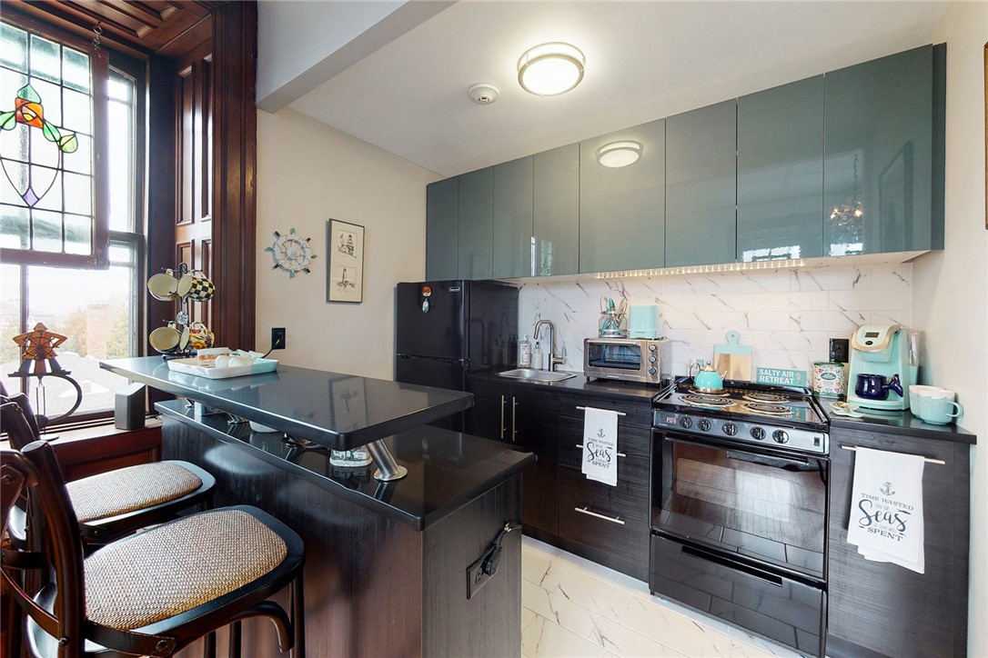 50 Old Beach Road, Unit 6 Newport, RI 02840 - Photo 10 of 20 Kitchen