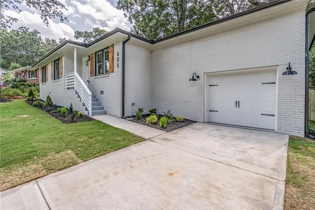 a view of a house with backyard and garden
