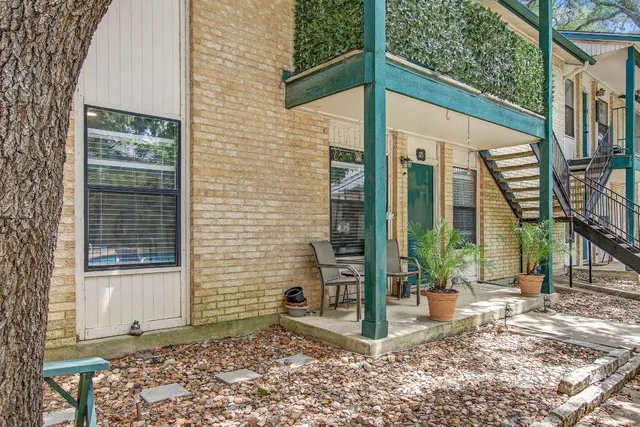 a view of a entrance gate of the house
