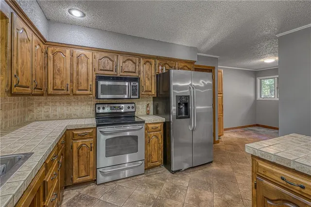 $344,900 | 1010 East 34th Street, Baxter Springs, KS 66713