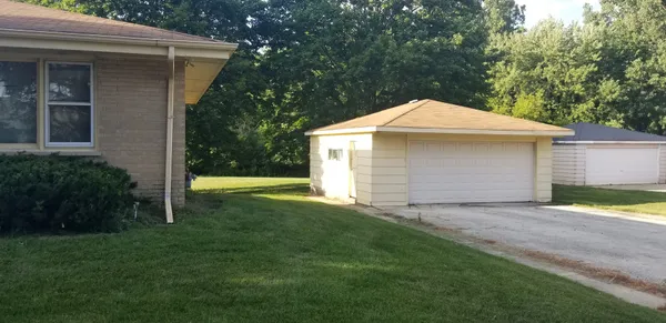 $2,900 | 1220 83rd Street, Downers Grove, IL 60516