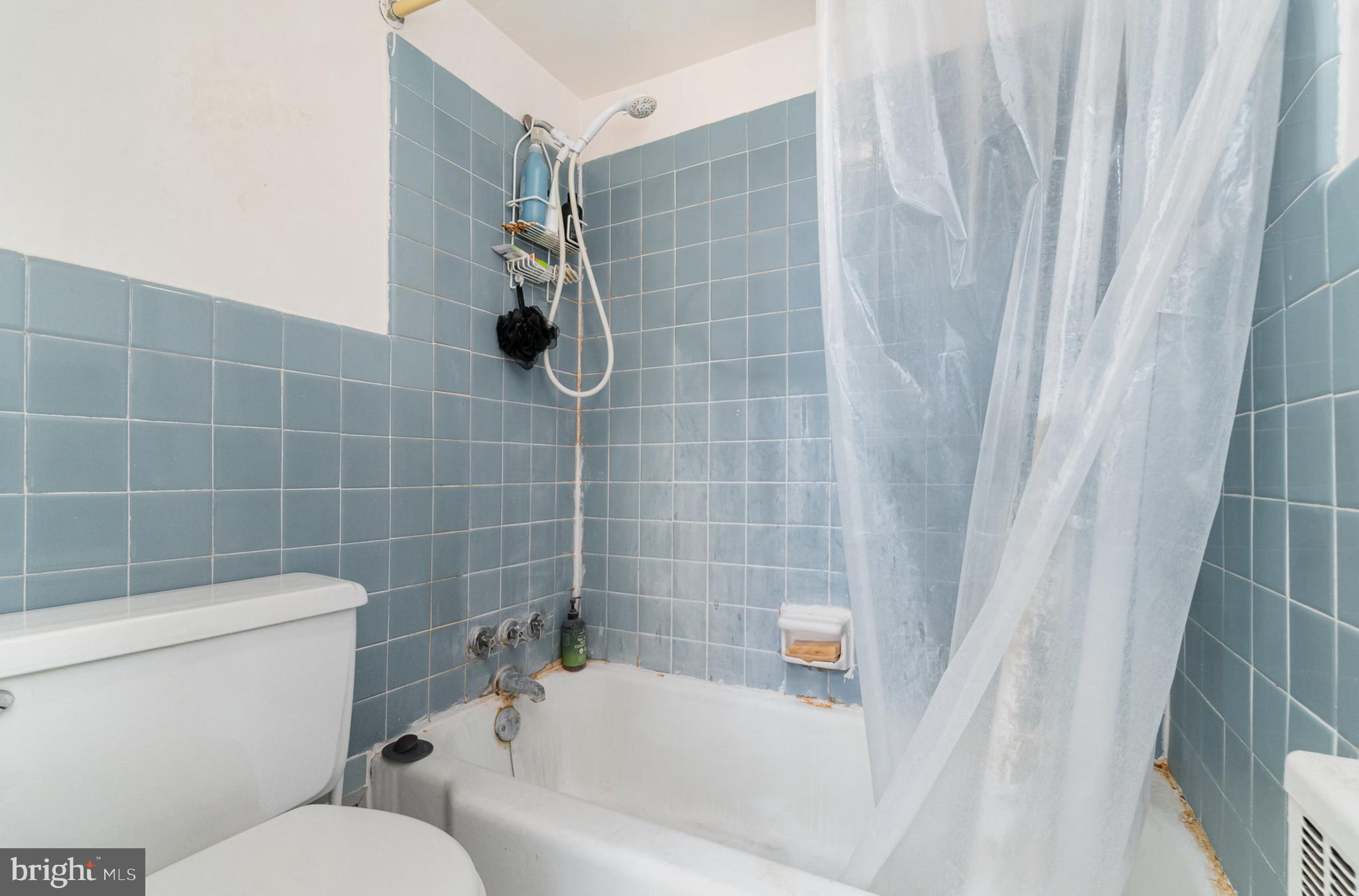 922 24th Street Northwest, Unit 313 Washington, DC 20037 - Photo 15 of 22 a bathroom with a toilet and bathtub