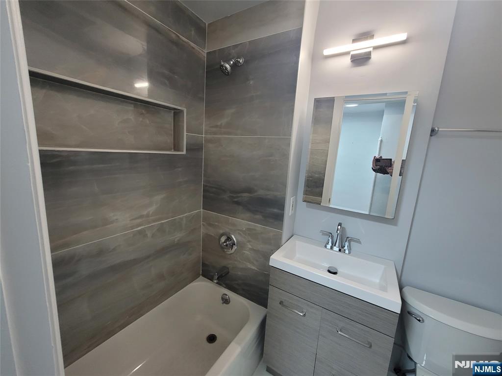 27 Russell Avenue, Unit 1 Edgewater, NJ 07020 - Photo 5 of 19