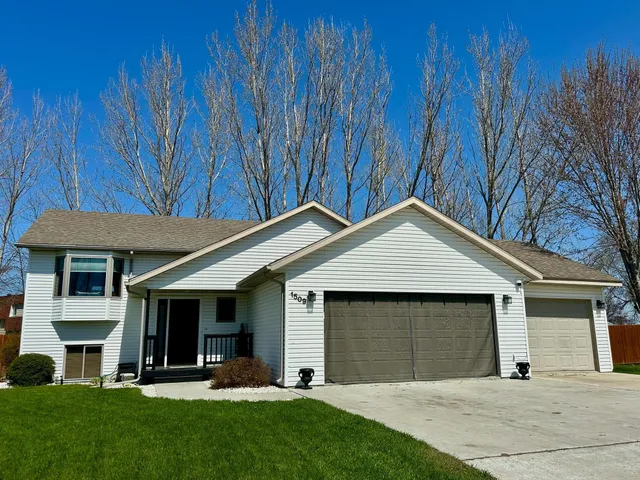 $309,900 | 1509 Meadowlark Court, Thief River Falls, MN 56701
