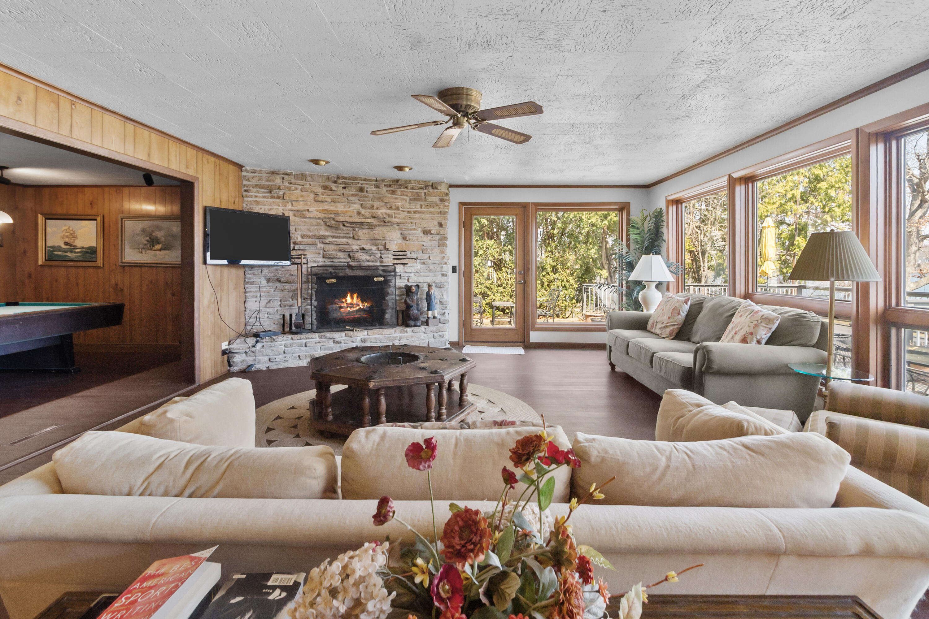 N1140 Tombeau Road Bloomfield, WI 53128 - Photo 15 of 46 Living room lake side