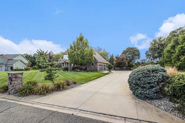 $635,000 | 318 Minges Hills Drive, Battle Creek, MI 49015