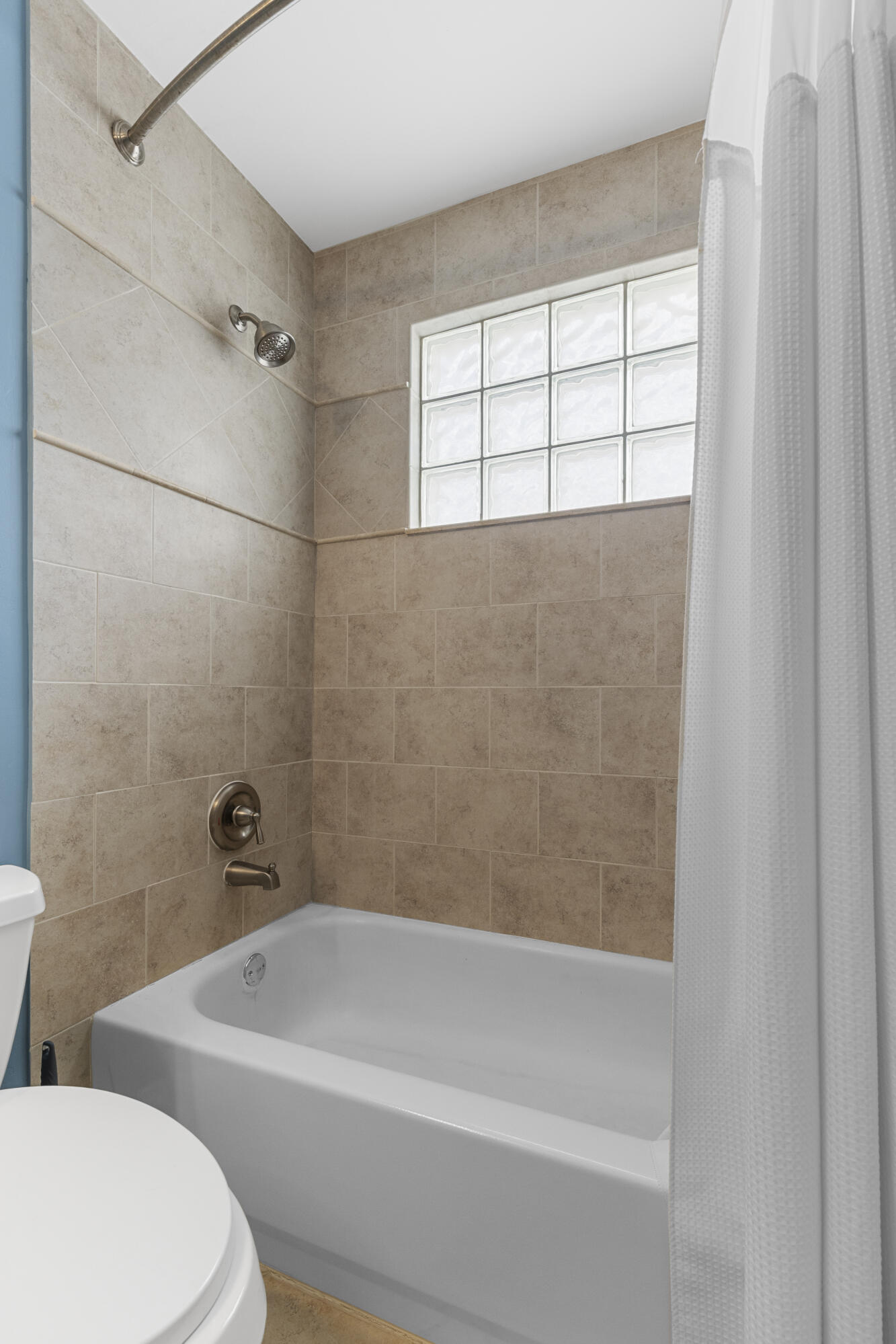 5791 Raceway Road Lake Worth, FL 33449 - Photo 34 of 62 a bathroom with a bathtub and window
