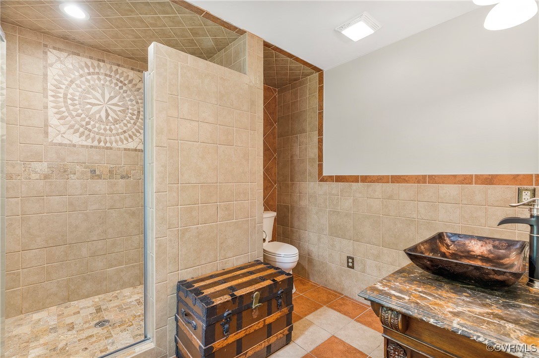 504 Springbranch Road Lexington, VA 24450 - Photo 35 of 50 a bathroom with a bathtub