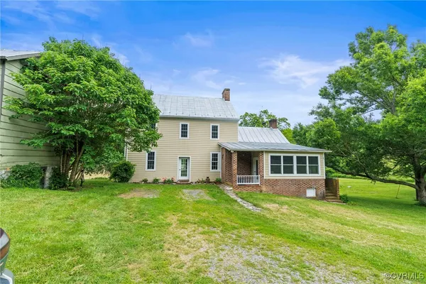 a view of a house with a backyard