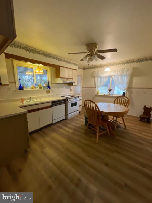 2870 Dutton Mill Road Aston, PA 19014 - Photo 6 of 18 Eat-in Kitchen with Lots of Sunlight