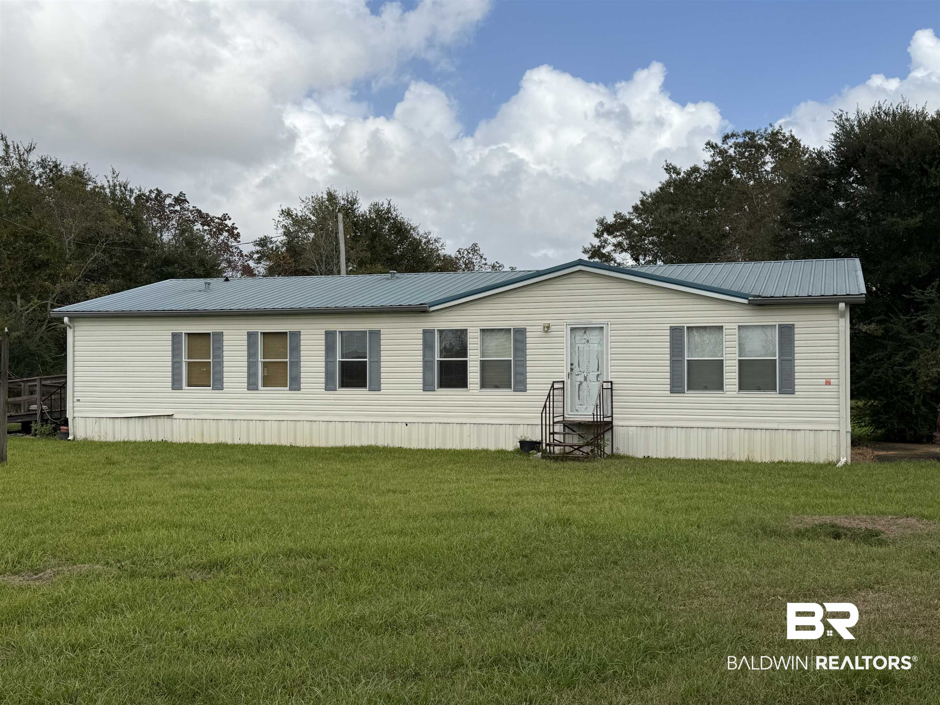 Manufactured / mobile home with a front lawn