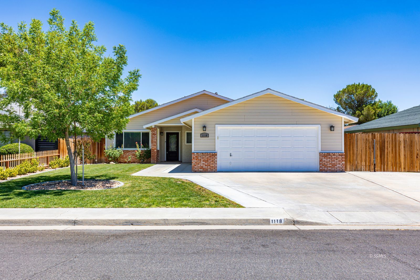 1118 Amie Court Ridgecrest, CA 93555 - Photo 2 of 33