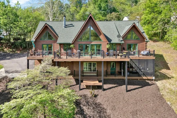 a view of a house with a yard