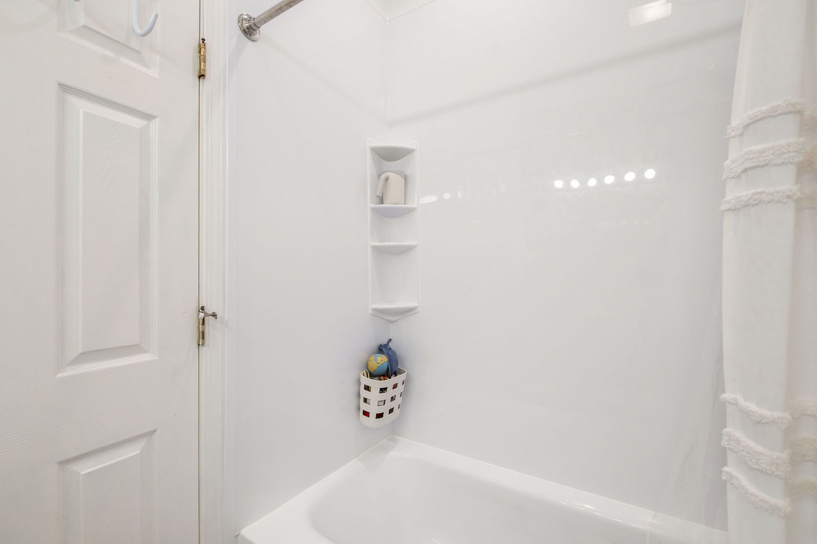 1529 West Montana Street, Unit 2 Chicago, IL 60614 - Photo 27 of 32 a bathroom with a bathtub