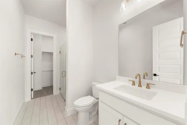 an empty room with windows and ceiling fan