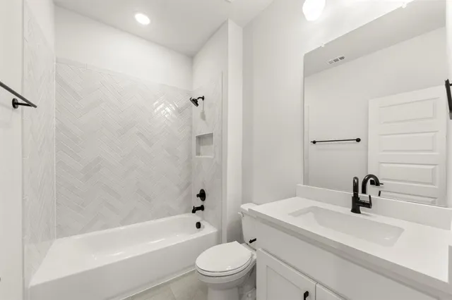 an empty room with windows and ceiling fan