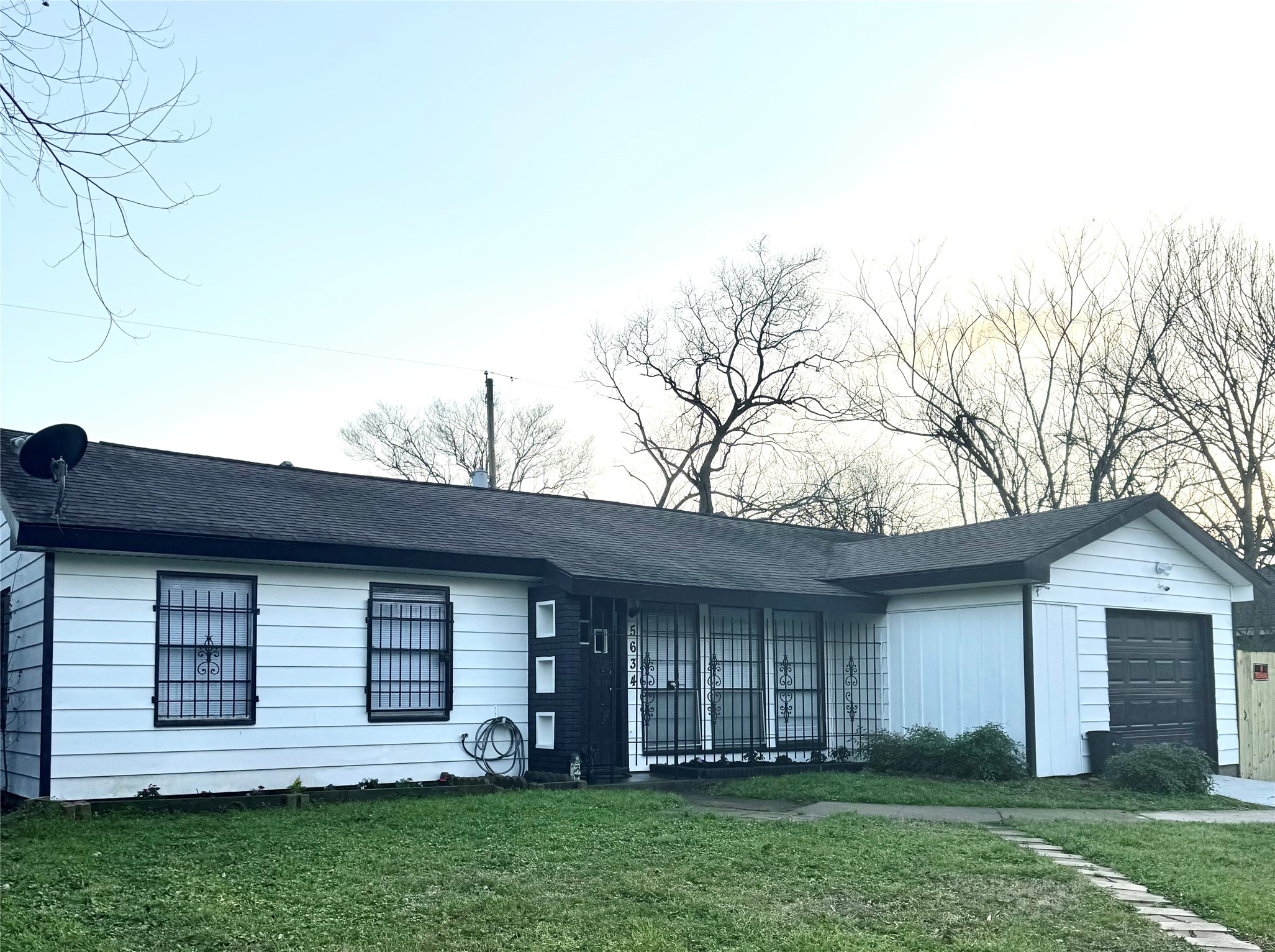 a view of a house with a yard