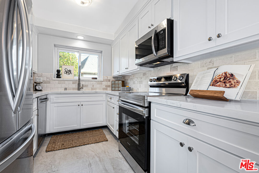 8130 Redlands Street, Unit 1 Playa del Rey, CA 90293 - Photo 12 of 26 Gallery Image 12