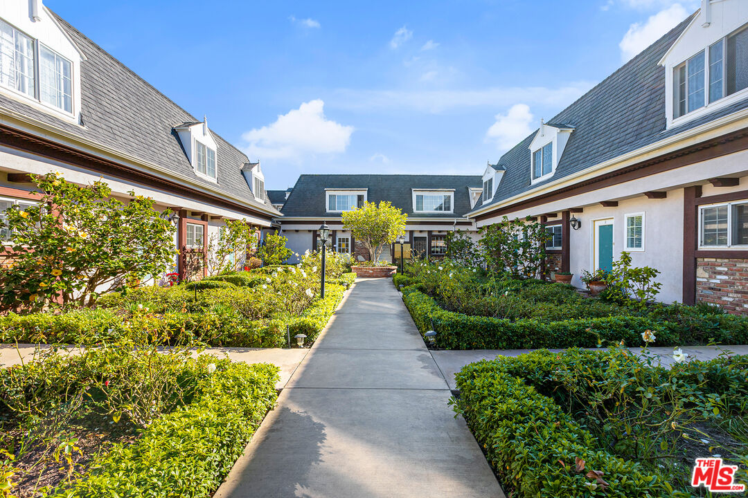 8130 Redlands Street, Unit 1 Playa del Rey, CA 90293 - Photo 2 of 26 Gallery Image 2