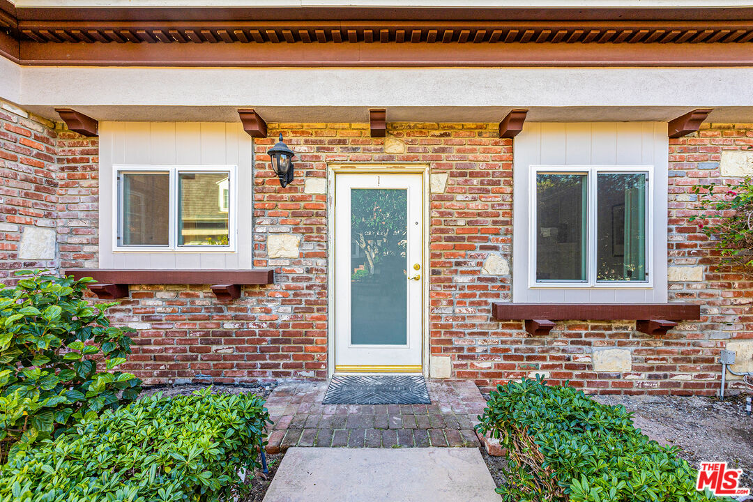 8130 Redlands Street, Unit 1 Playa del Rey, CA 90293 - Photo 3 of 26 Gallery Image 3