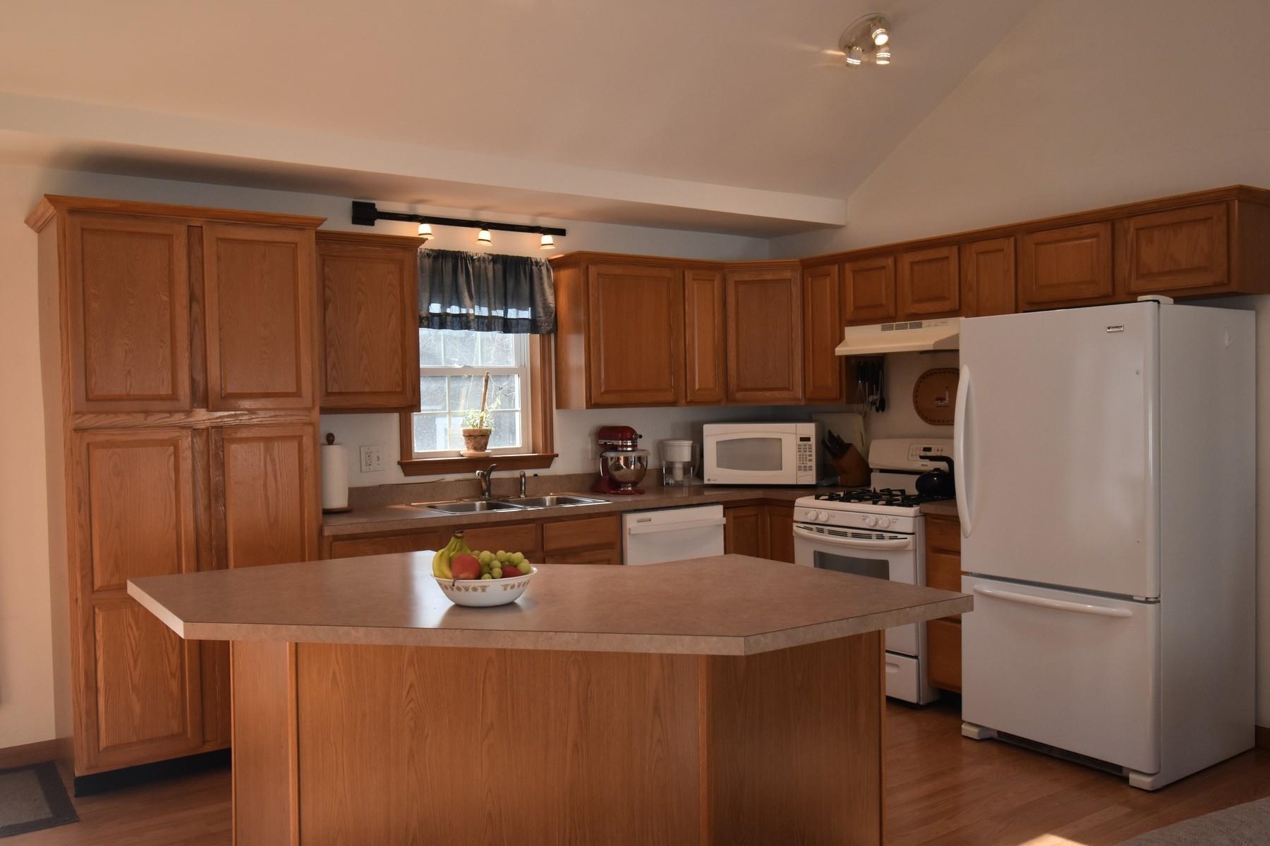 28 Burnham Avenue Rutland, VT 05701 - Photo 6 of 36