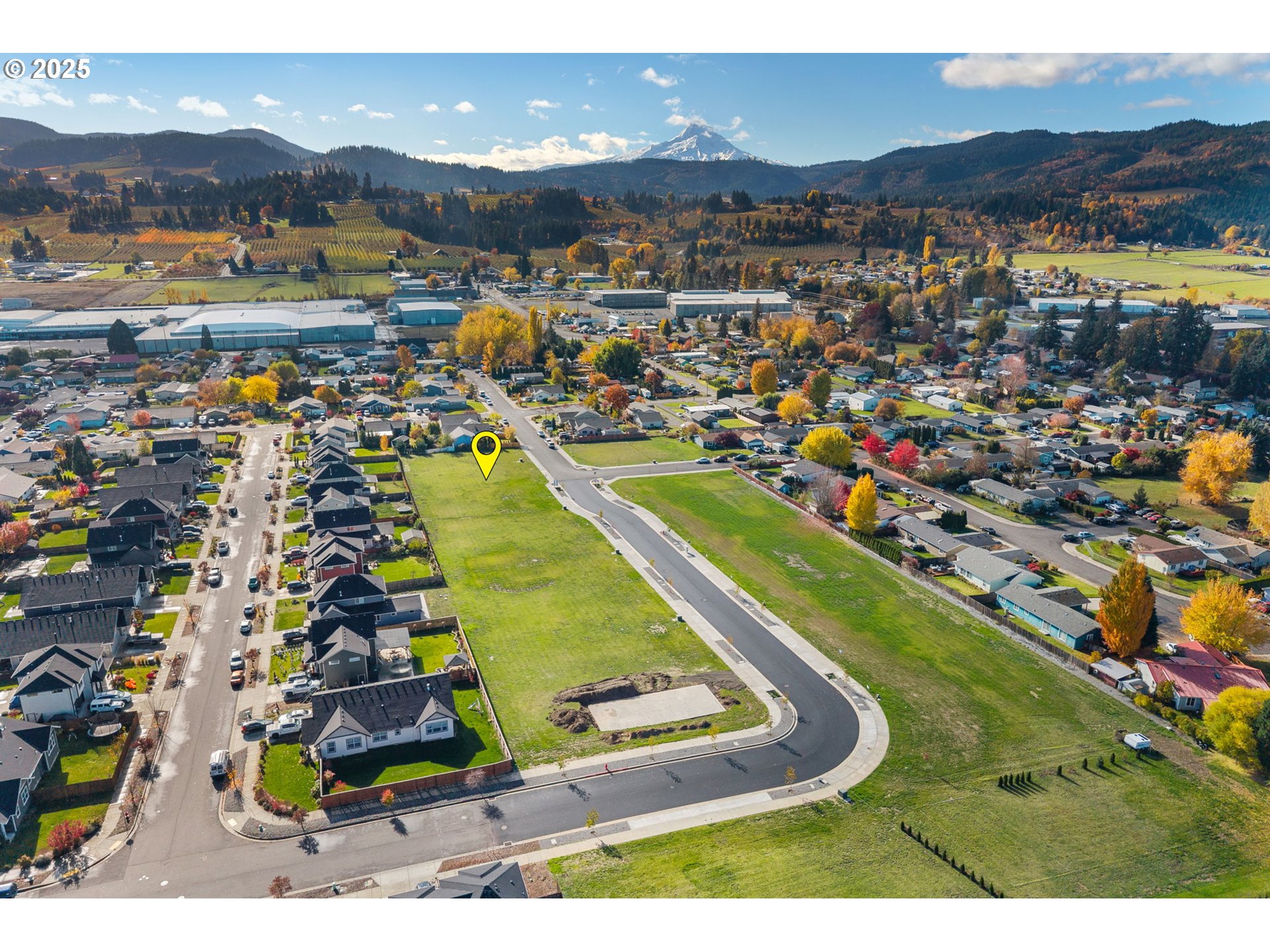 3165 Maple Road Hood River, OR 97031 - Photo 15 of 20 a view of a city