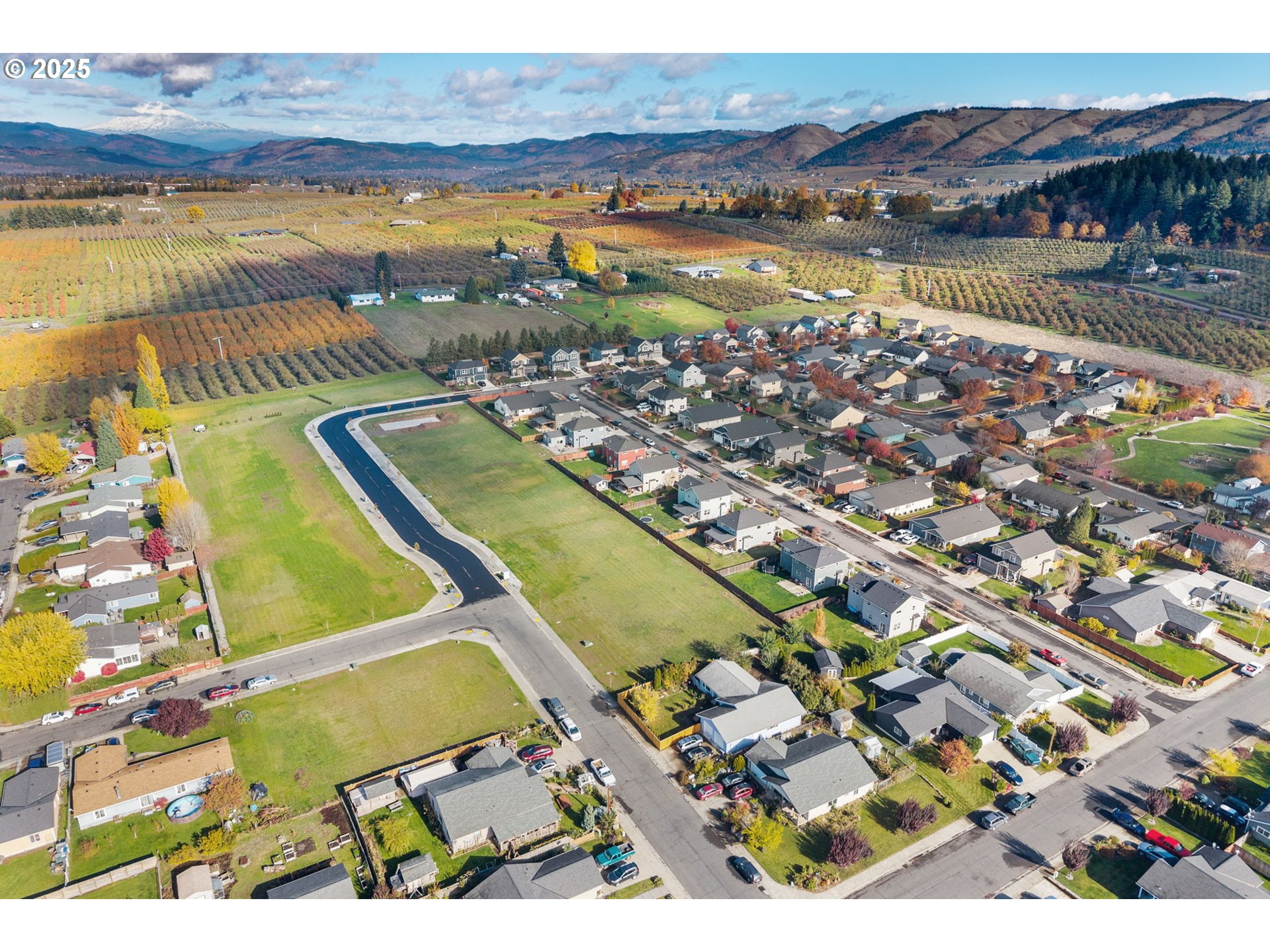 3165 Maple Road Hood River, OR 97031 - Photo 19 of 20 a view of a city with an ocean view