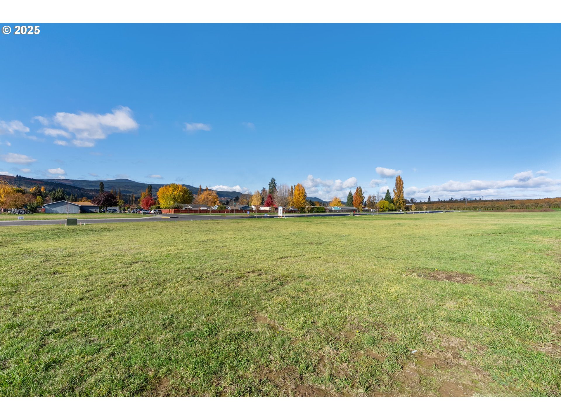 3165 Maple Road Hood River, OR 97031 - Photo 4 of 20 a view of a field with an ocean
