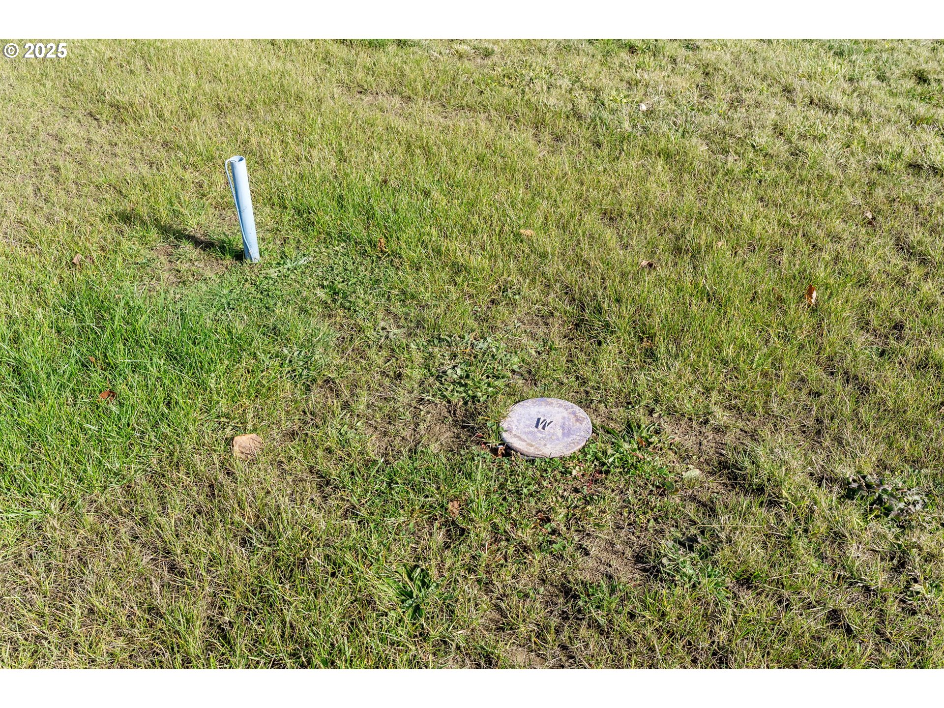 3165 Maple Road Hood River, OR 97031 - Photo 5 of 20 a view of a room with wooden floor and a bench