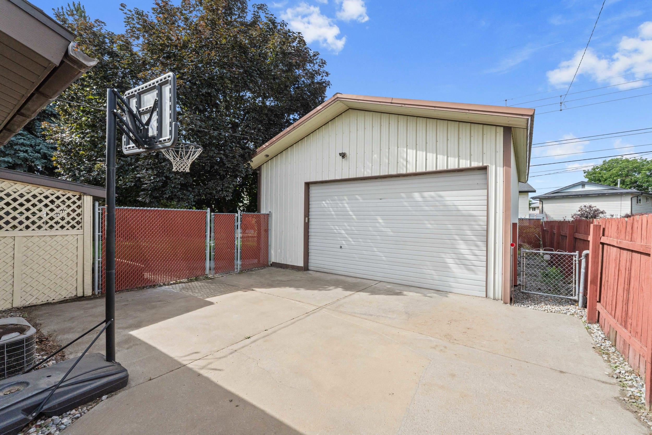412 East Cozza Drive Spokane, WA 99208 - Photo 2 of 39