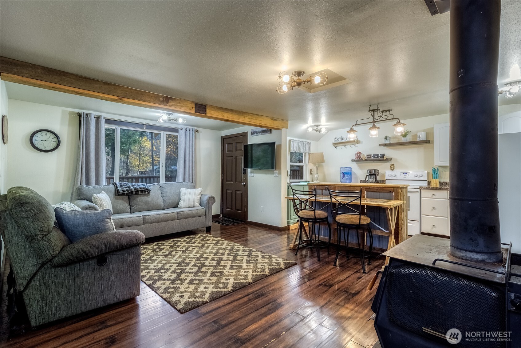 48 Blue Jay Loop Walla Walla, WA 99362 - Photo 3 of 21 a living room with furniture and a flat screen tv