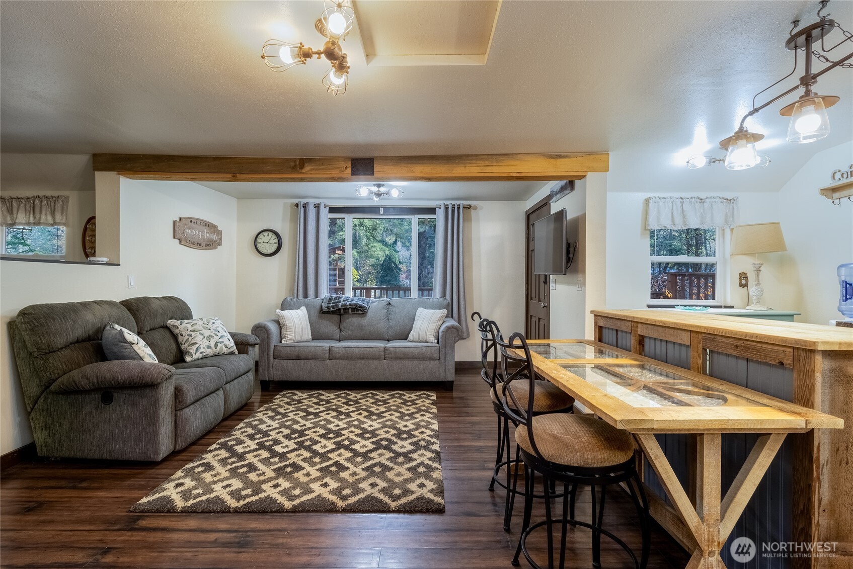 48 Blue Jay Loop Walla Walla, WA 99362 - Photo 4 of 21 a living room with furniture and wooden floor