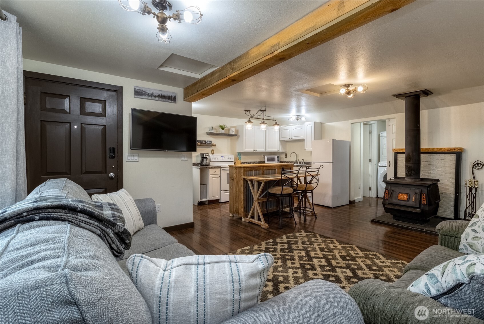 48 Blue Jay Loop Walla Walla, WA 99362 - Photo 5 of 21 a living room with furniture and a flat screen tv