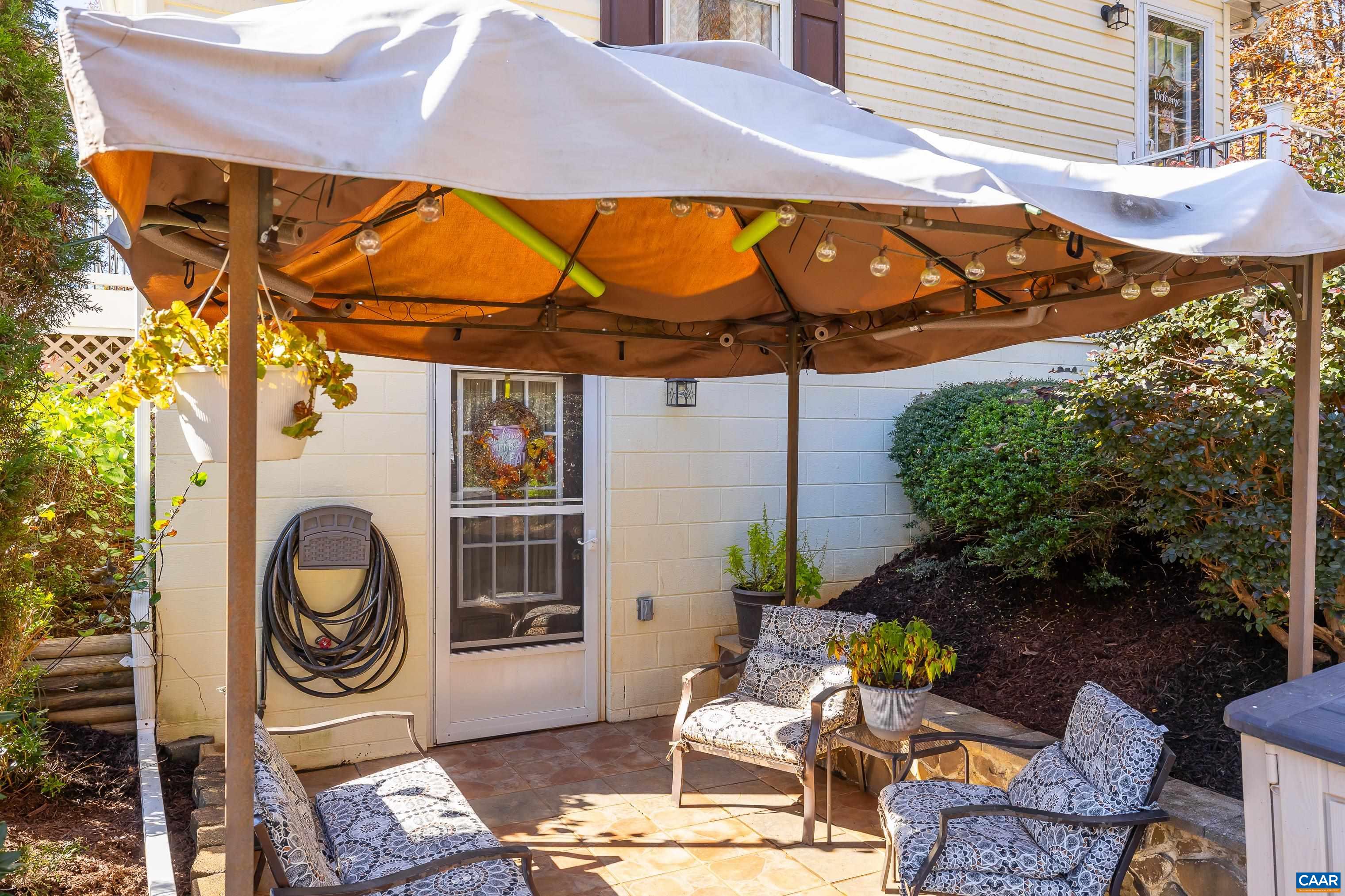 89 Fox Hollow Road Ruckersville, VA 22968 - Photo 33 of 37 a backyard of a house with table and chairs