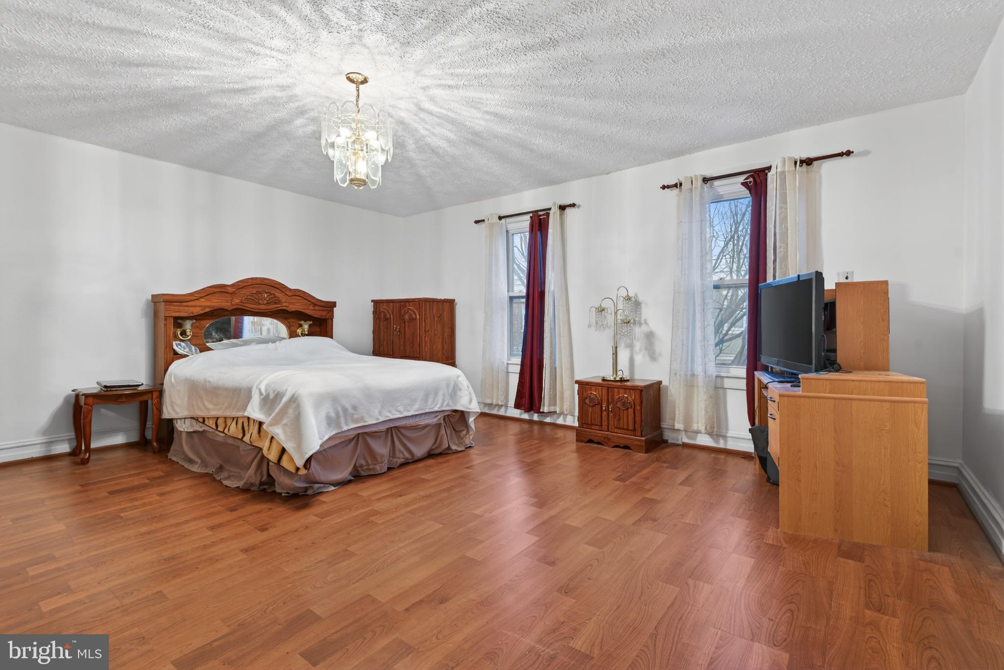 340 East Frederick Street Lancaster, PA 17602 - Photo 15 of 32 Spacious bedroom with elegant charm.