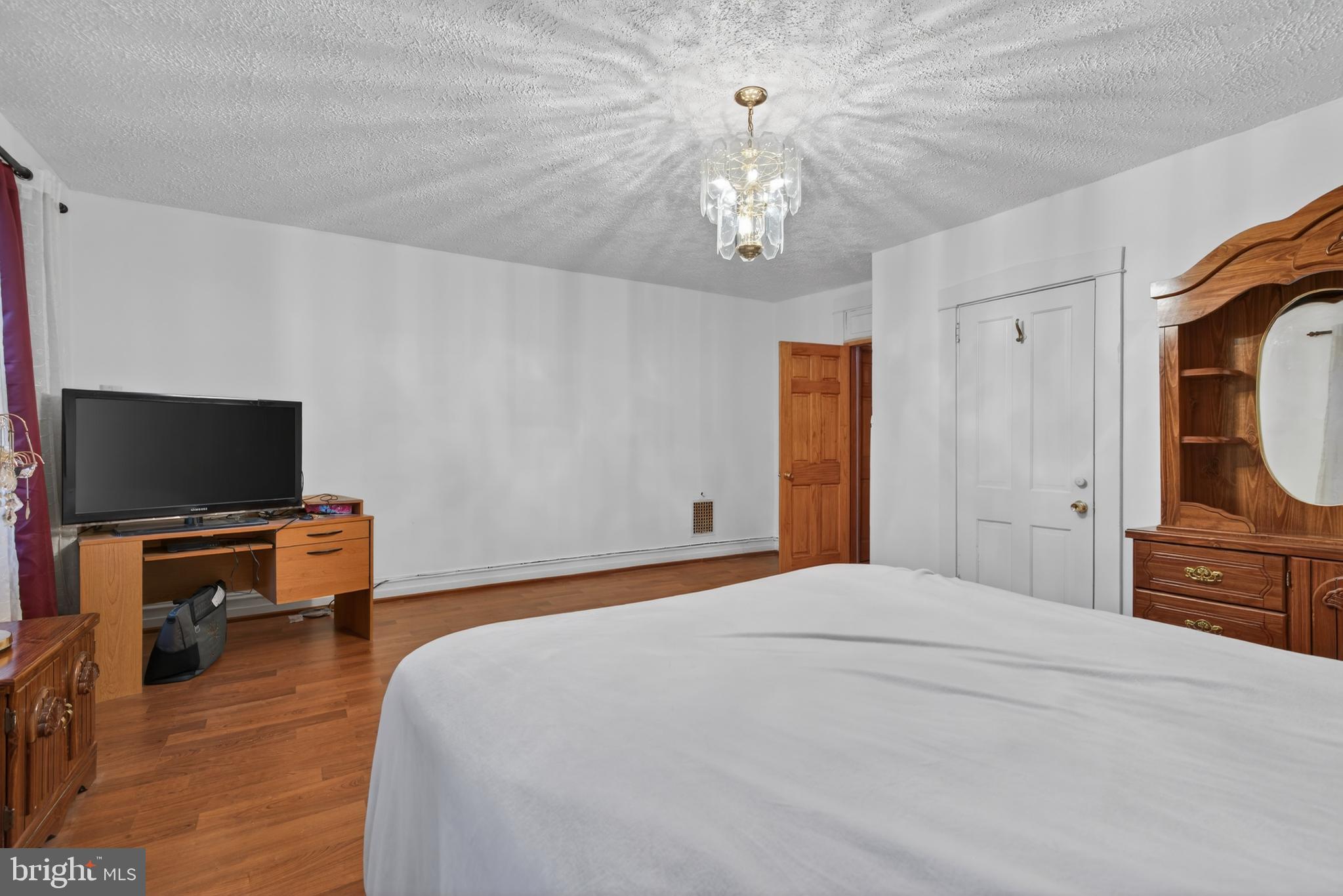 340 East Frederick Street Lancaster, PA 17602 - Photo 16 of 32 Spacious bedroom with elegant lighting.