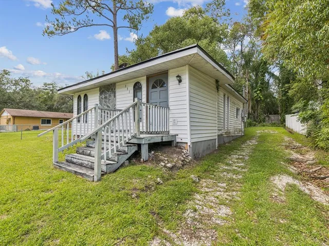 a view of a house with a yard