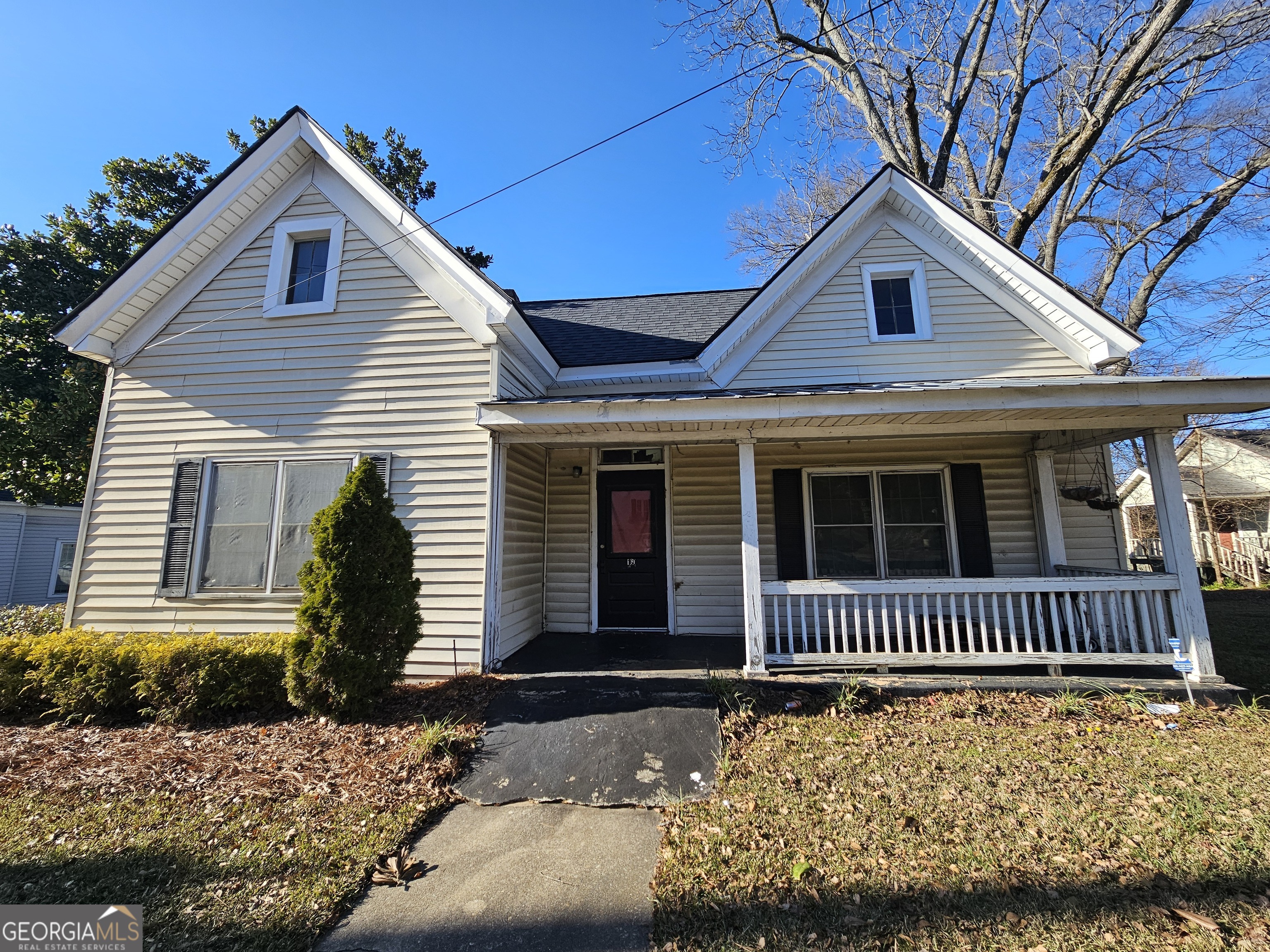 160 North Broad Street Winder, GA 30680 - Photo 3 of 10 a front view of a house with a yard