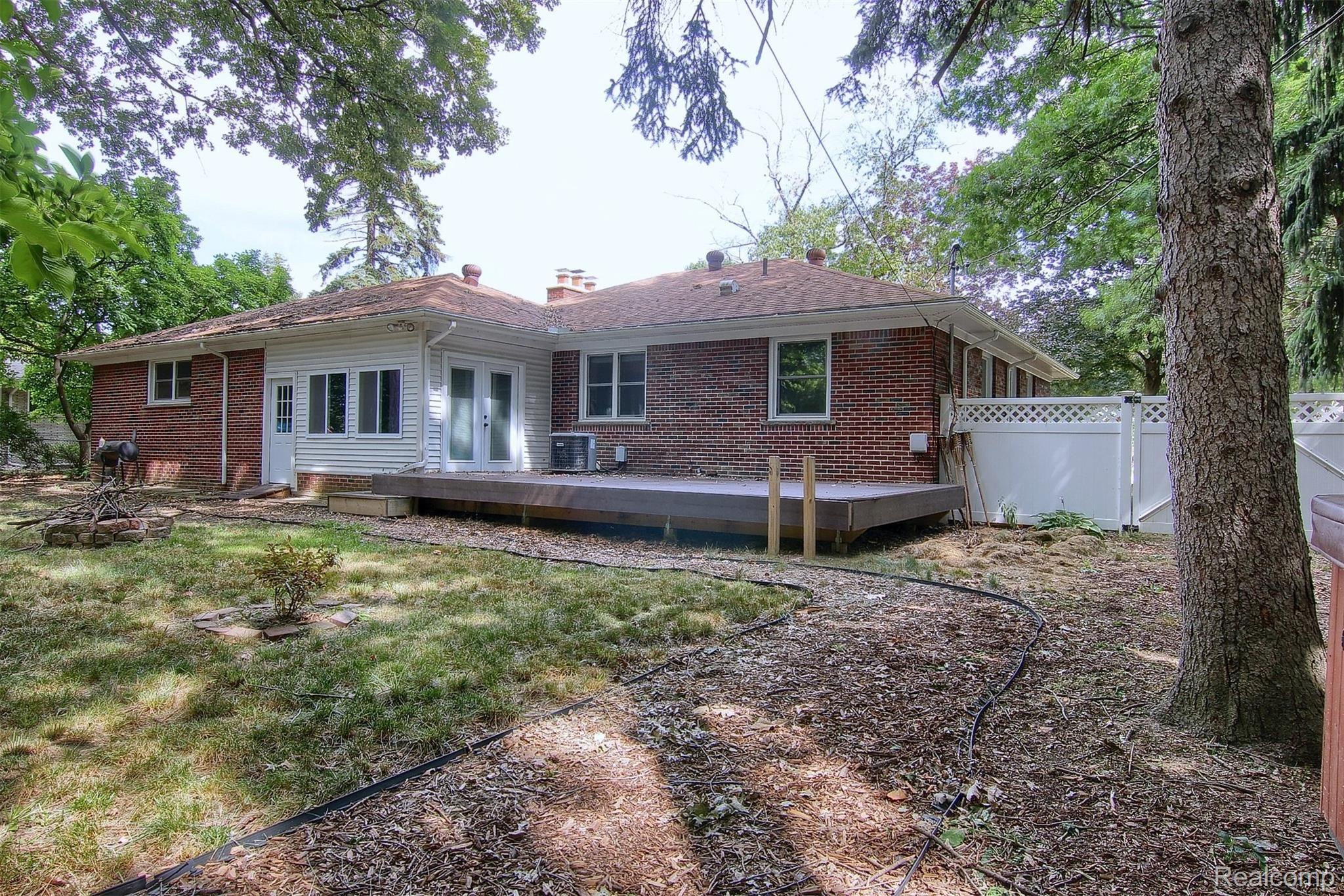 9810 Allen Road Allen Park, MI 48101 - Photo 25 of 32 26-Rear 2nd View.jpg