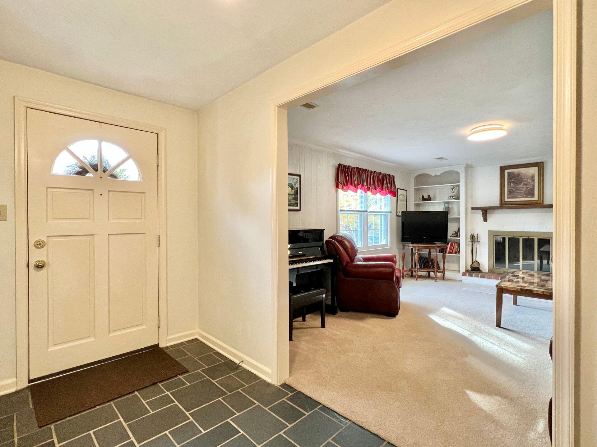 6580 Forest View Road Roanoke, VA 24018 - Photo 8 of 56 Entry