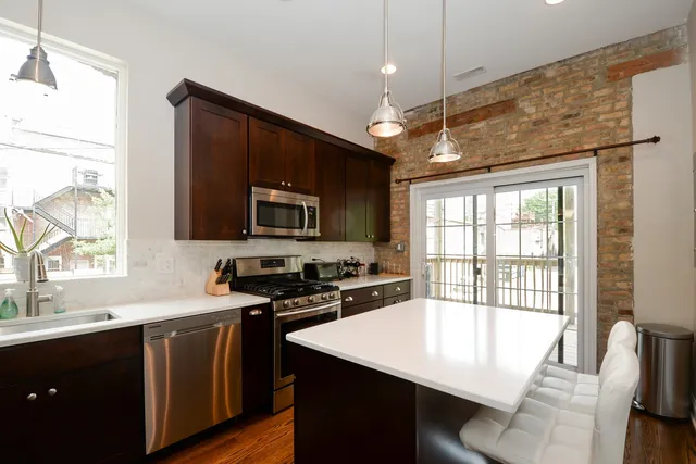 $2,900 | 1545 North Claremont Avenue, Unit 2, Chicago, IL 60622