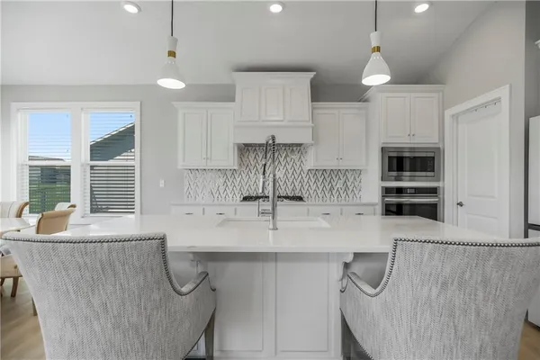 $588,000 | 6709 Northwest 105th Street, Kansas City, MO 64154