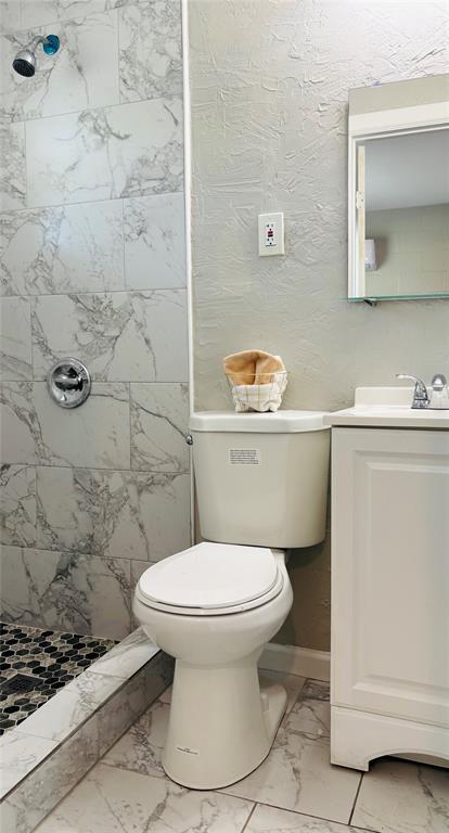 260 South Corinth St Road, Unit 240 Dallas, TX 75203 - Photo 9 of 11 a bathroom with a toilet and a sink