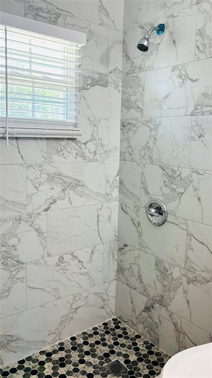 260 South Corinth St Road, Unit 240 Dallas, TX 75203 - Photo 10 of 11 a bathroom with a shower