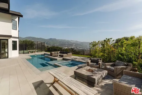 $9,995,000 | 17609 Camino De Yatasto, Pacific Palisades, CA 90272
