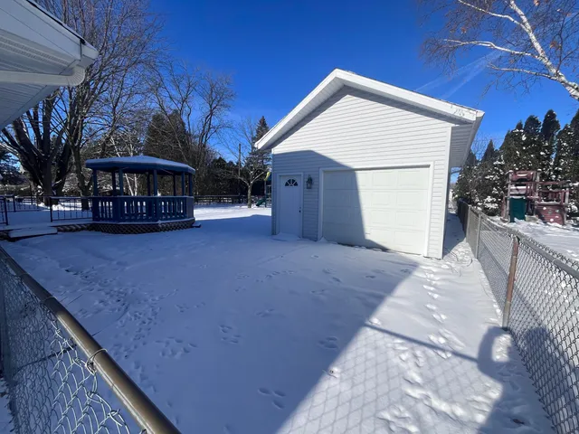 $382,500 | 3912 Wildwood Drive, Manitowoc, WI 54220