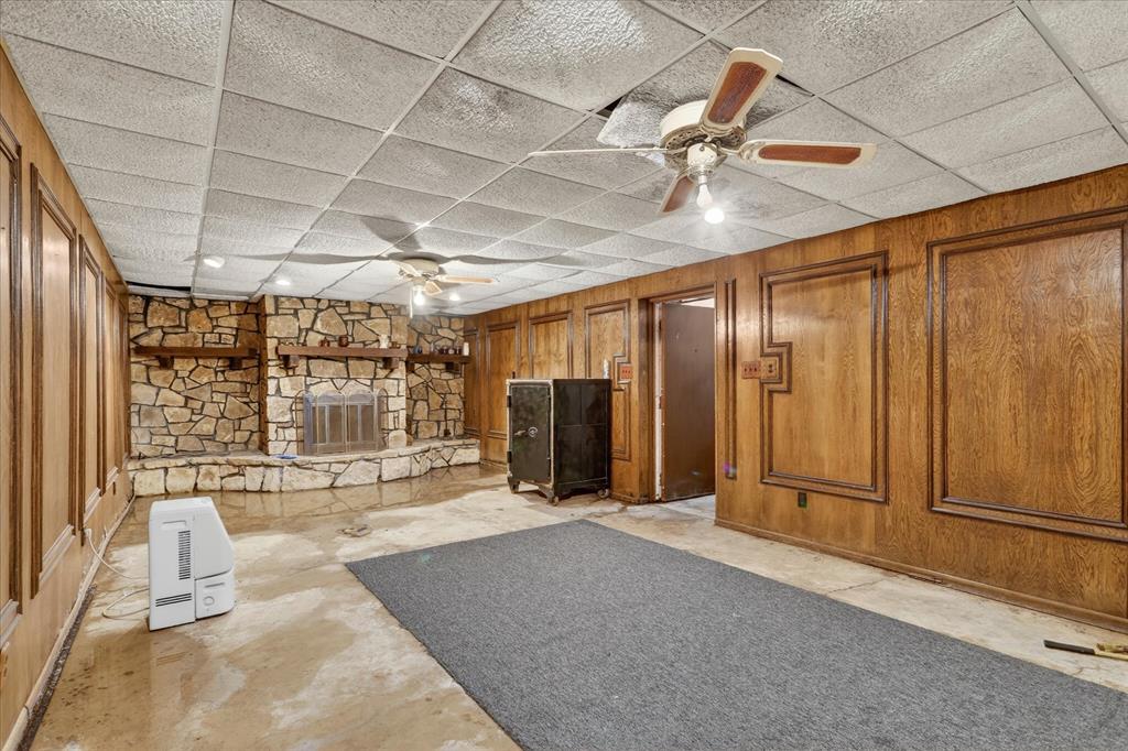 1092 West Highway 199 Springtown, TX 76082 - Photo 18 of 29 Living room in basement